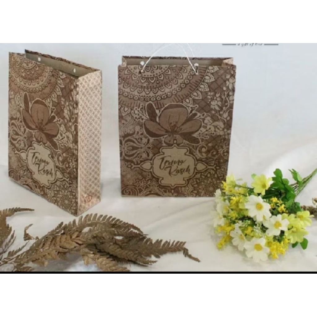 

PROMO 100 PCS TAS PAPERBAG UKURAN 21X17X5 MOTIF BATIK SERBA GUNA