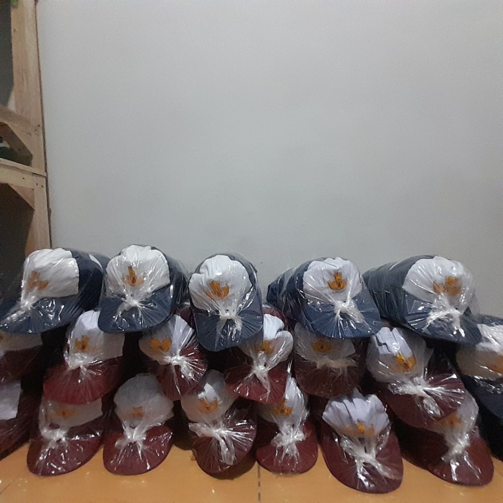 topi sekolah sd smp sma pramuka  bahan seragam sekolah logo bodril  per kodi