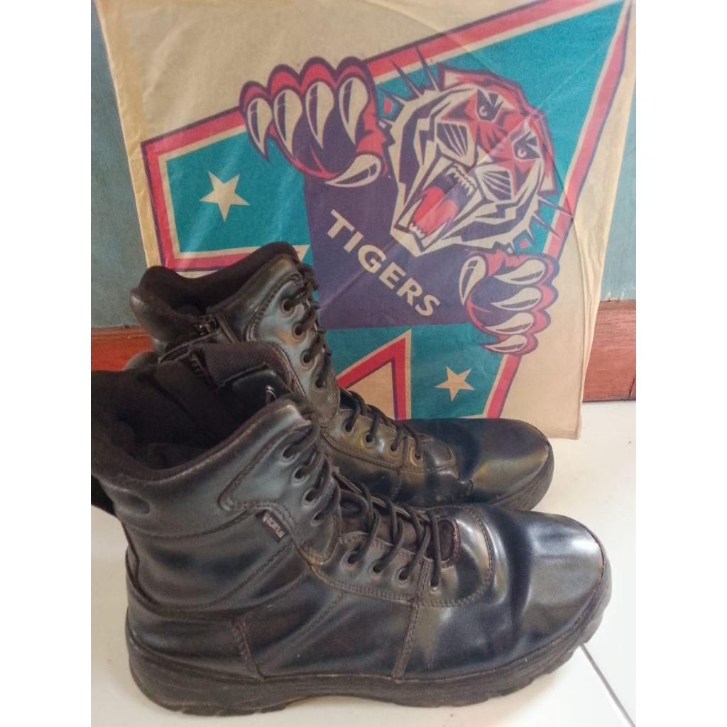 sepatu PDL preloved merk moenus