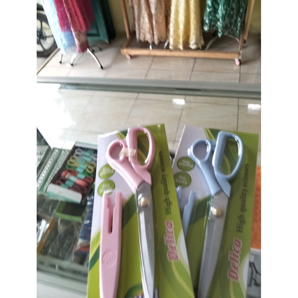 

gunting ada tutup nya