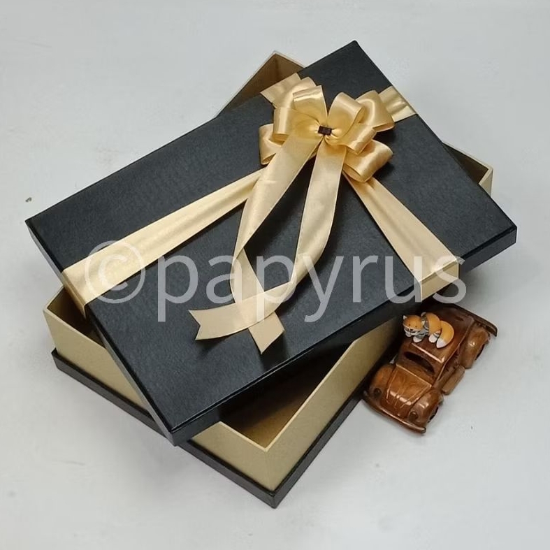

PAPYRUS Sandwich 25x35 Tinggi 8cm Kotak Kado Gift Box Hardbox Hampers V3