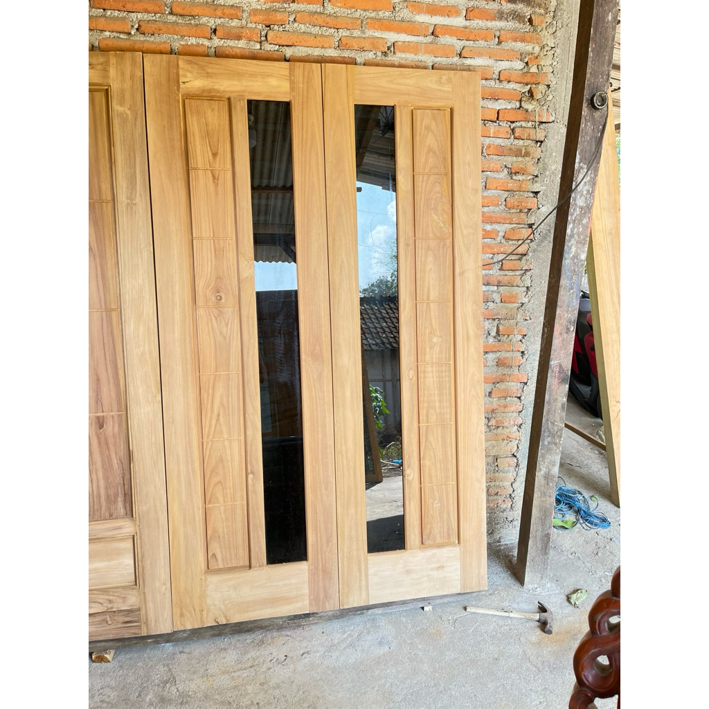 Pintu Kupu Tarung Kaca Hitam