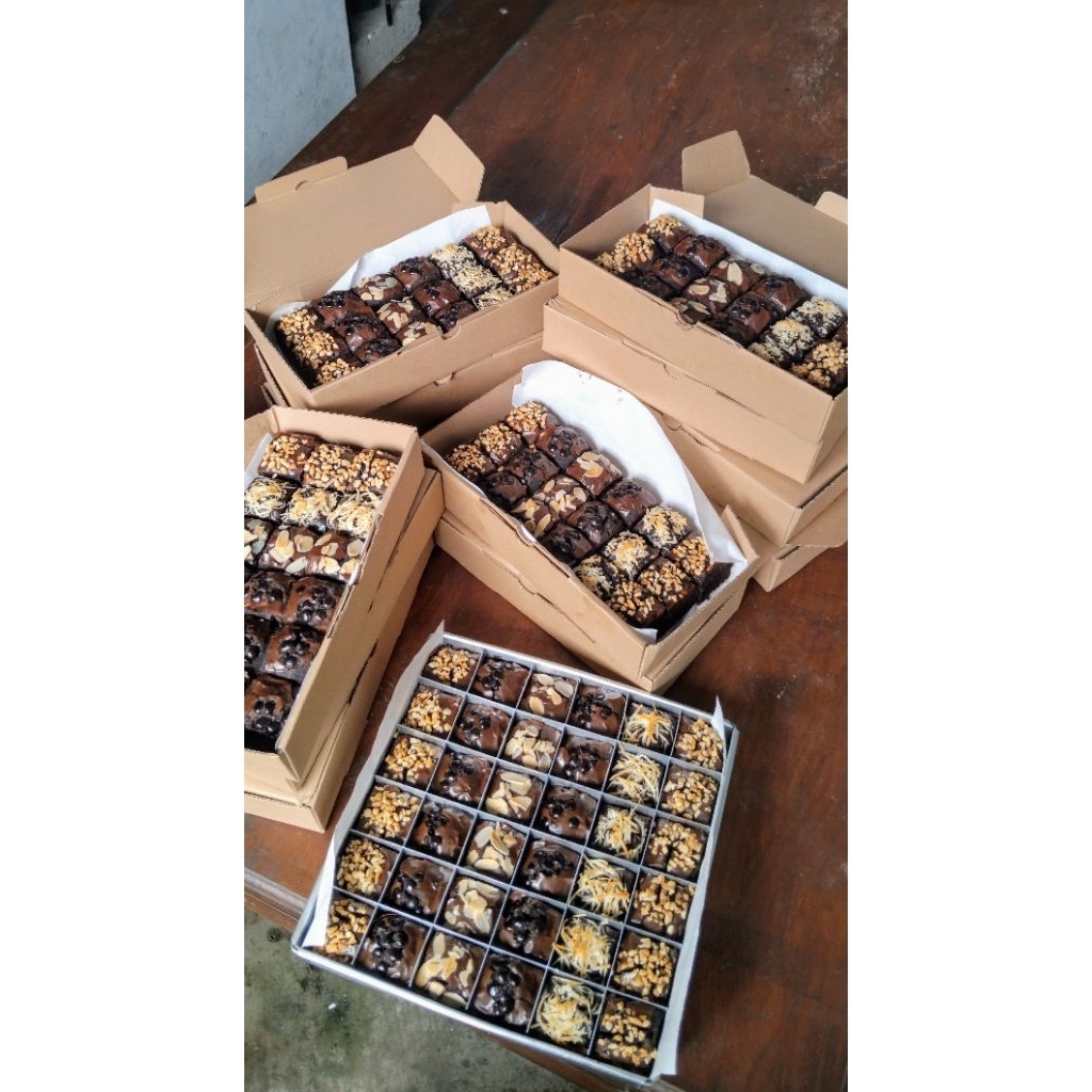 

fudgy brownies full topping