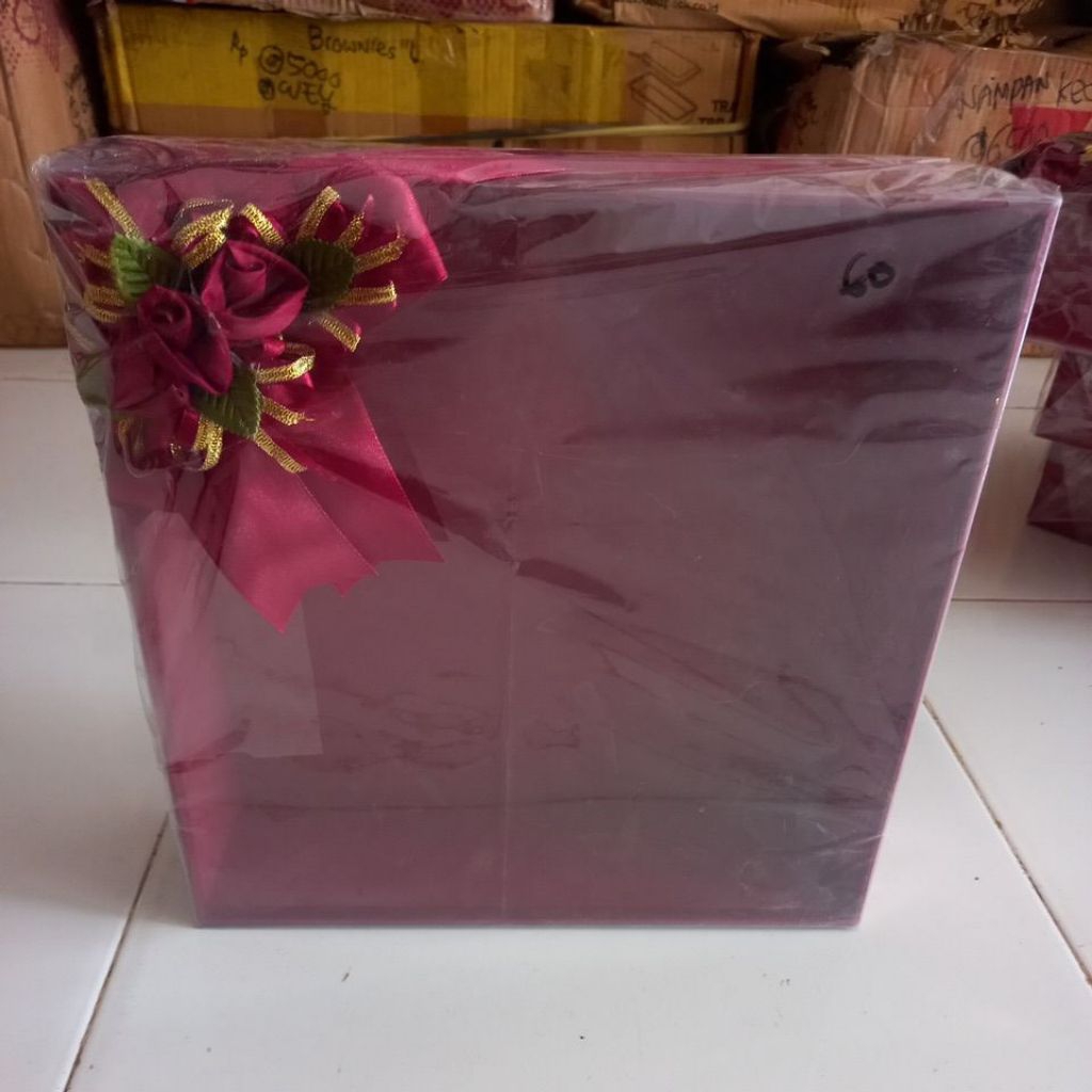 

box kue press mika 28 x 28 x 8 cm merah maron