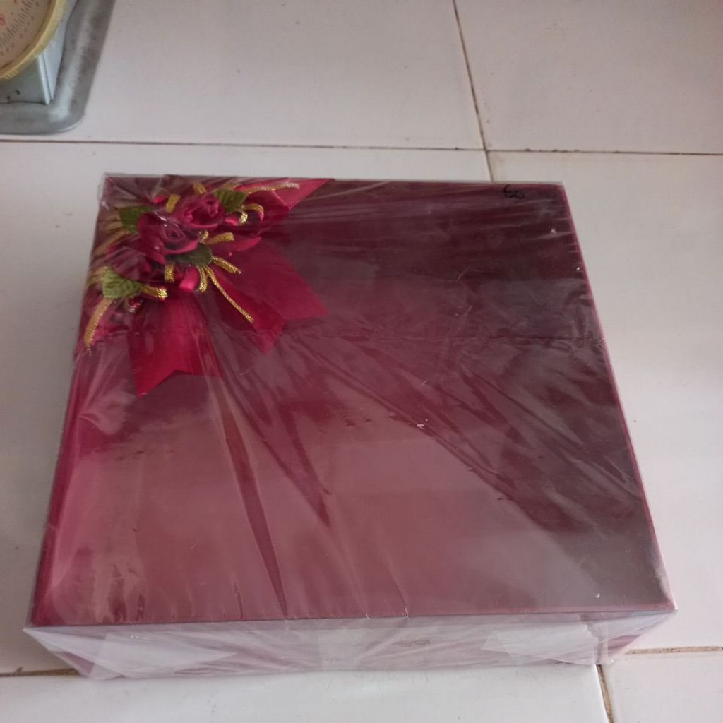 

box kue press mika merah maron 26 x 26 x 8 cm