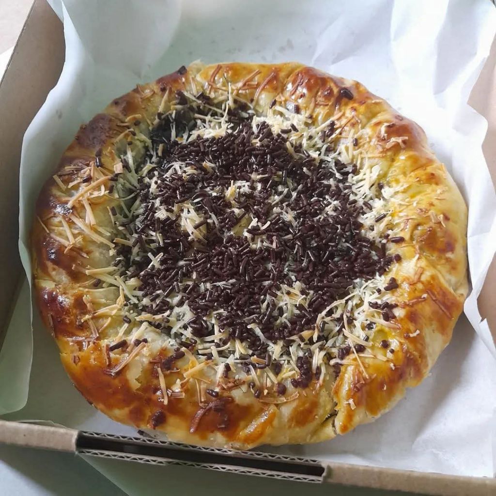 

Paket Hemat 2 Box PIZZA BOLEN PISANG COKLAT KEJU PASTRY HOMEMADE ENAK MURAH