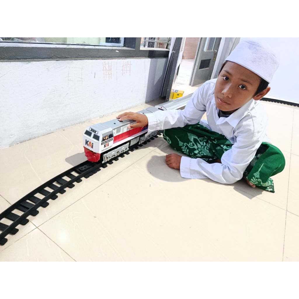 Set Miniatur Kereta Kayu CC206 dengan 2 Gerbong dan Rel Bermesin