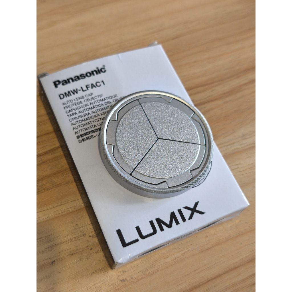 Auto Lens Cap Lumix DMW-LFAC1-S untuk Leica Typ 109, DLux-7 / 8, Lumix LX100 dan LX100II