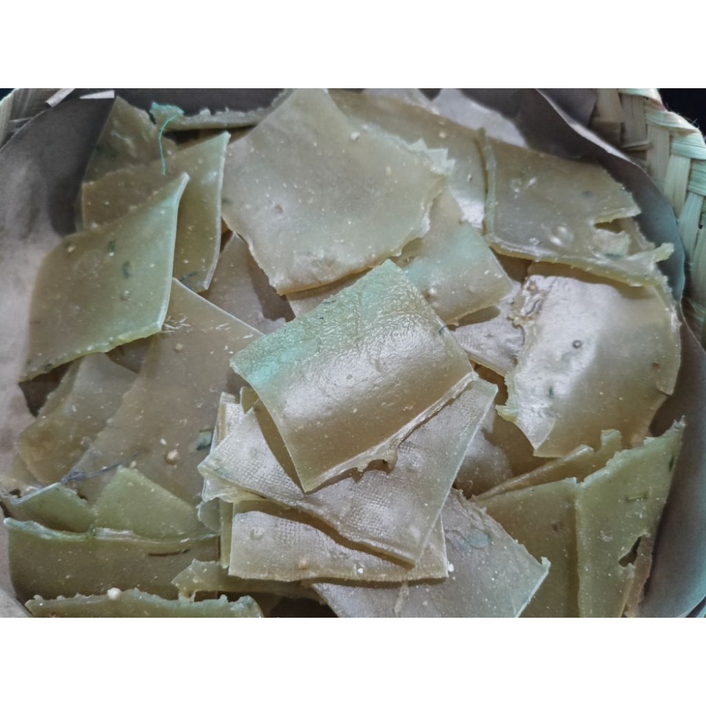 

Kerupuk nasi mentah dengan taburan Kucai