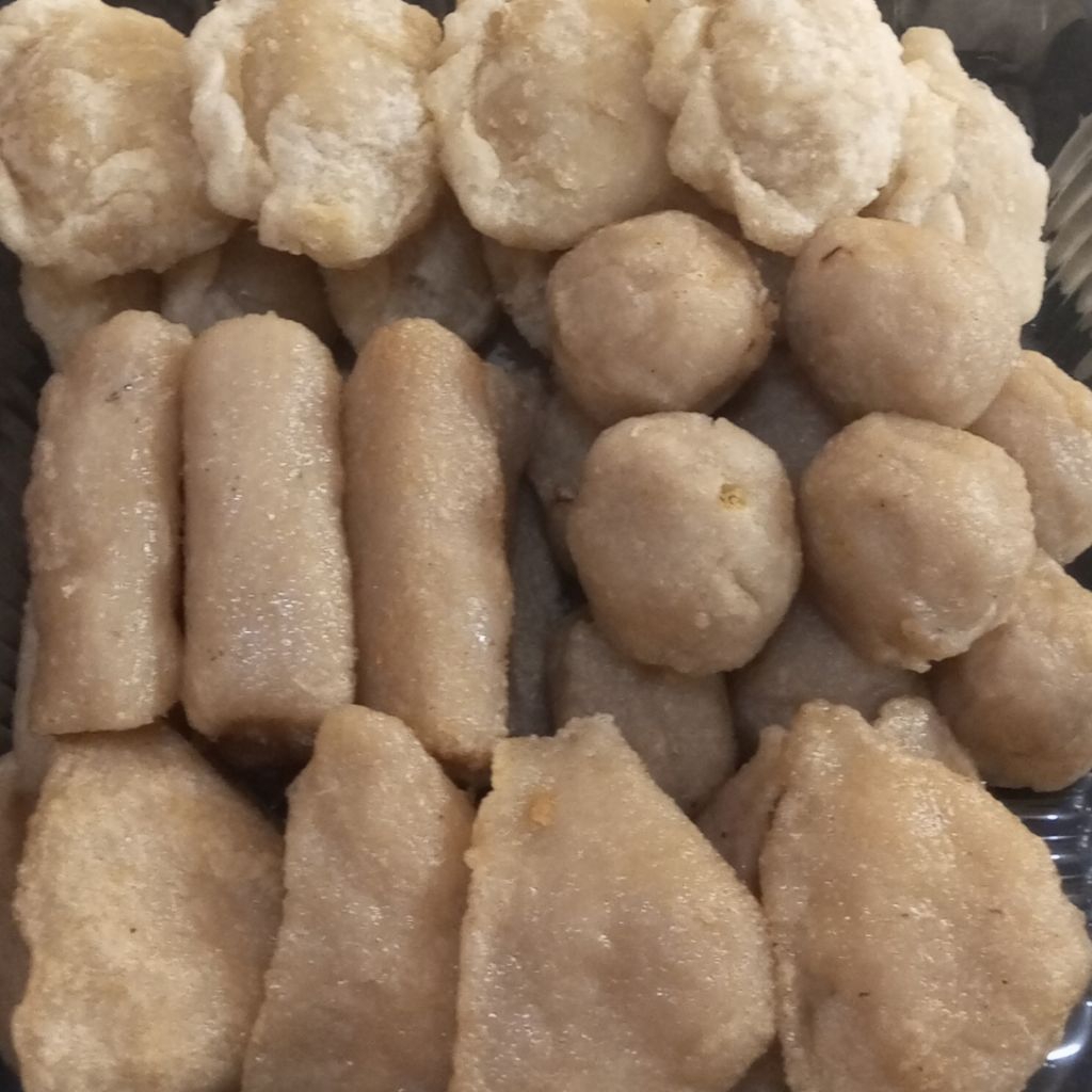 

pempek campur 10 pcs (2 adaan, 2 lenjer kecil, 2 lenjer potong, 2 isi telur, dan 2 pempek isi kates)