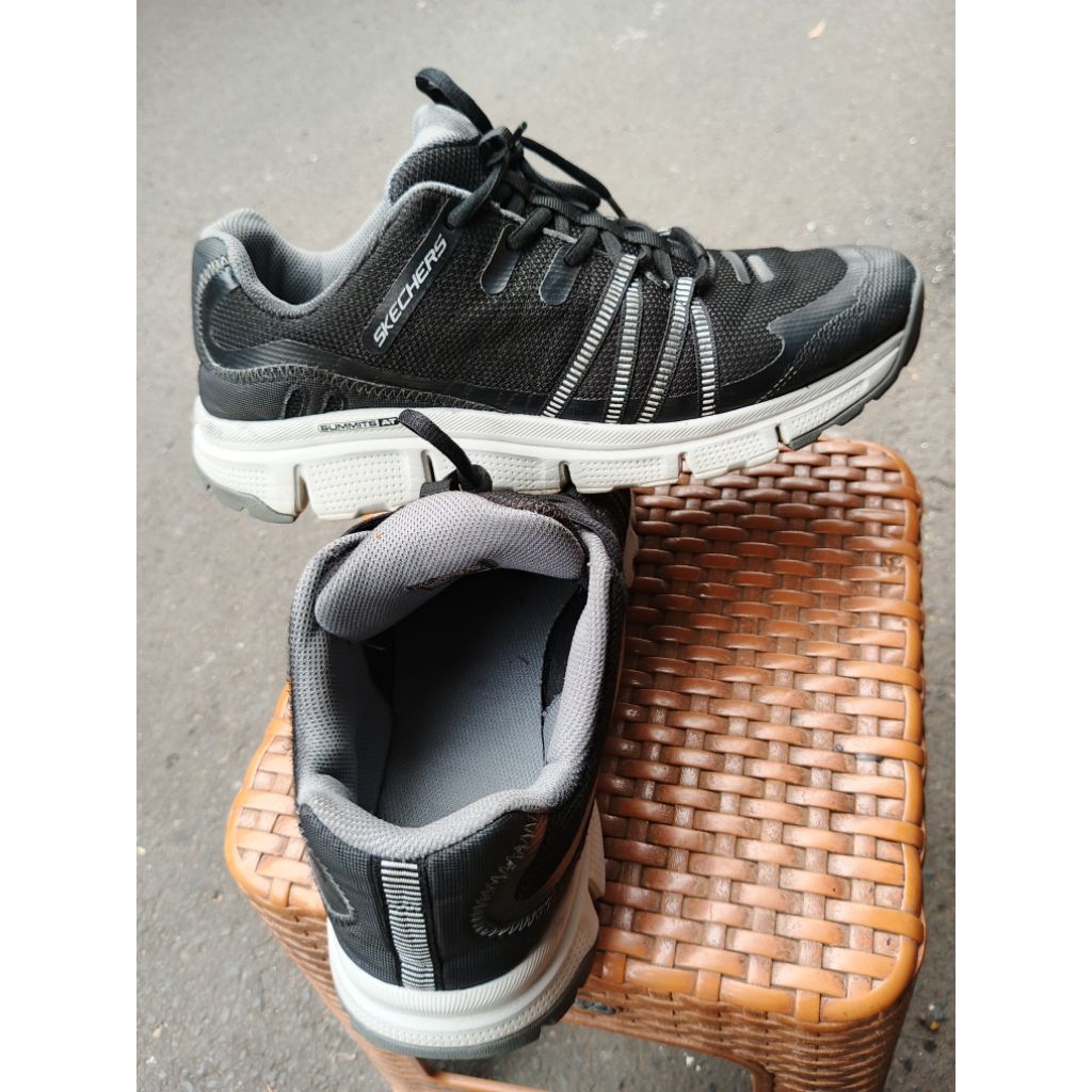 saya menjual sepatu trail Skechers original size 45