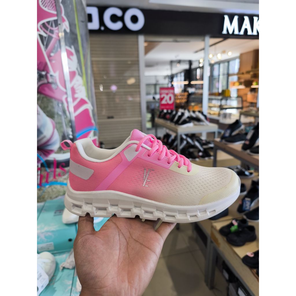 SEPATU SNEAKER WANITA ZANDILAC Rp 359.960
