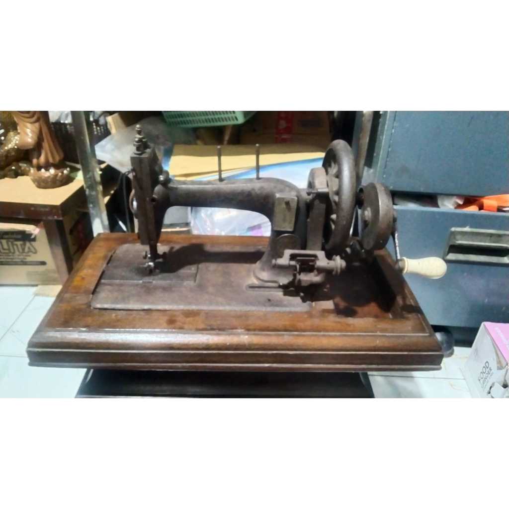 Mesin Jahit Klasik Merk NAUMANN DRESDEN Dudukan Kayu Jati Kuno Jadul Antik