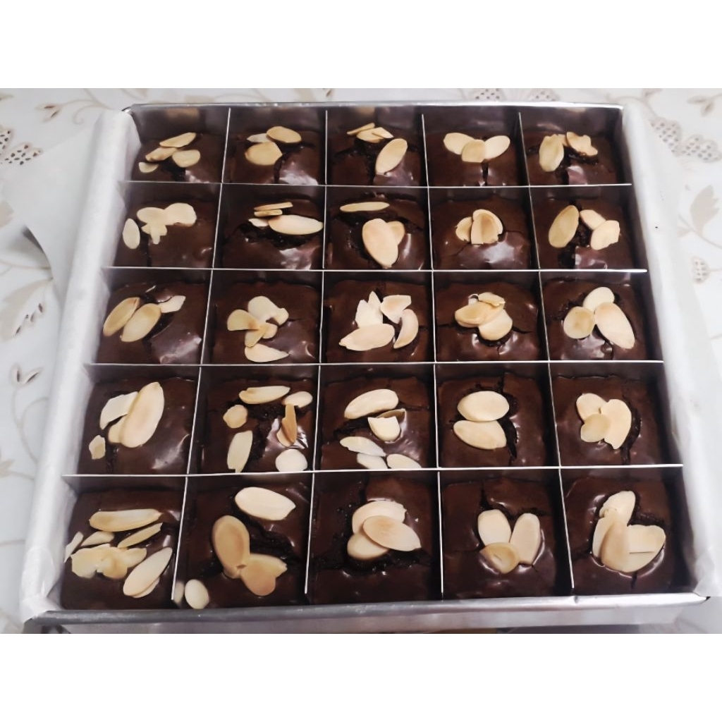 

Brownies Almond | Kue Brownies | Hampers Brownies