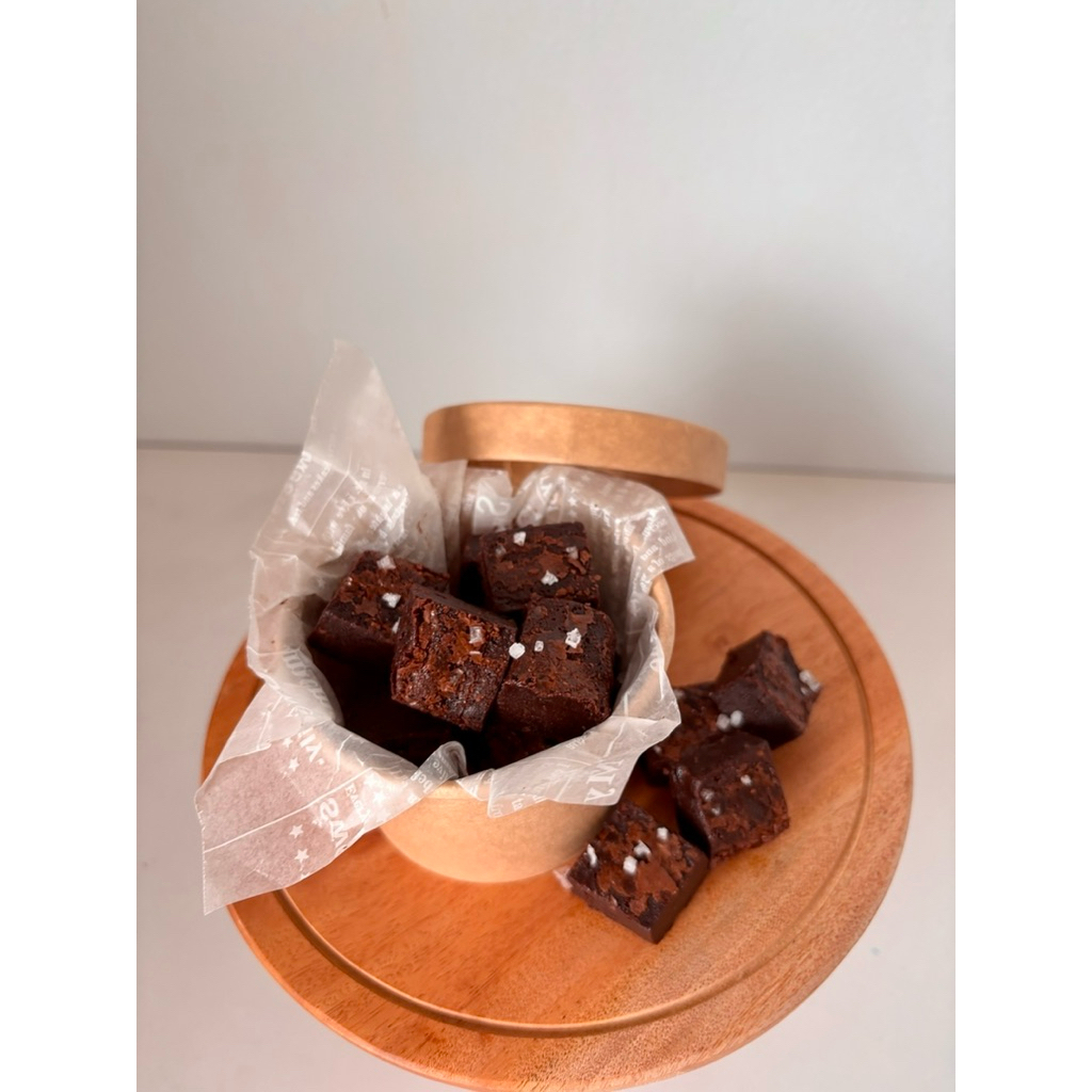 

Brownies Bucket OG Seasalt Fudgy Premium, Cokelat Lumer, Lembut & Moist – Freshly Baked Everyday