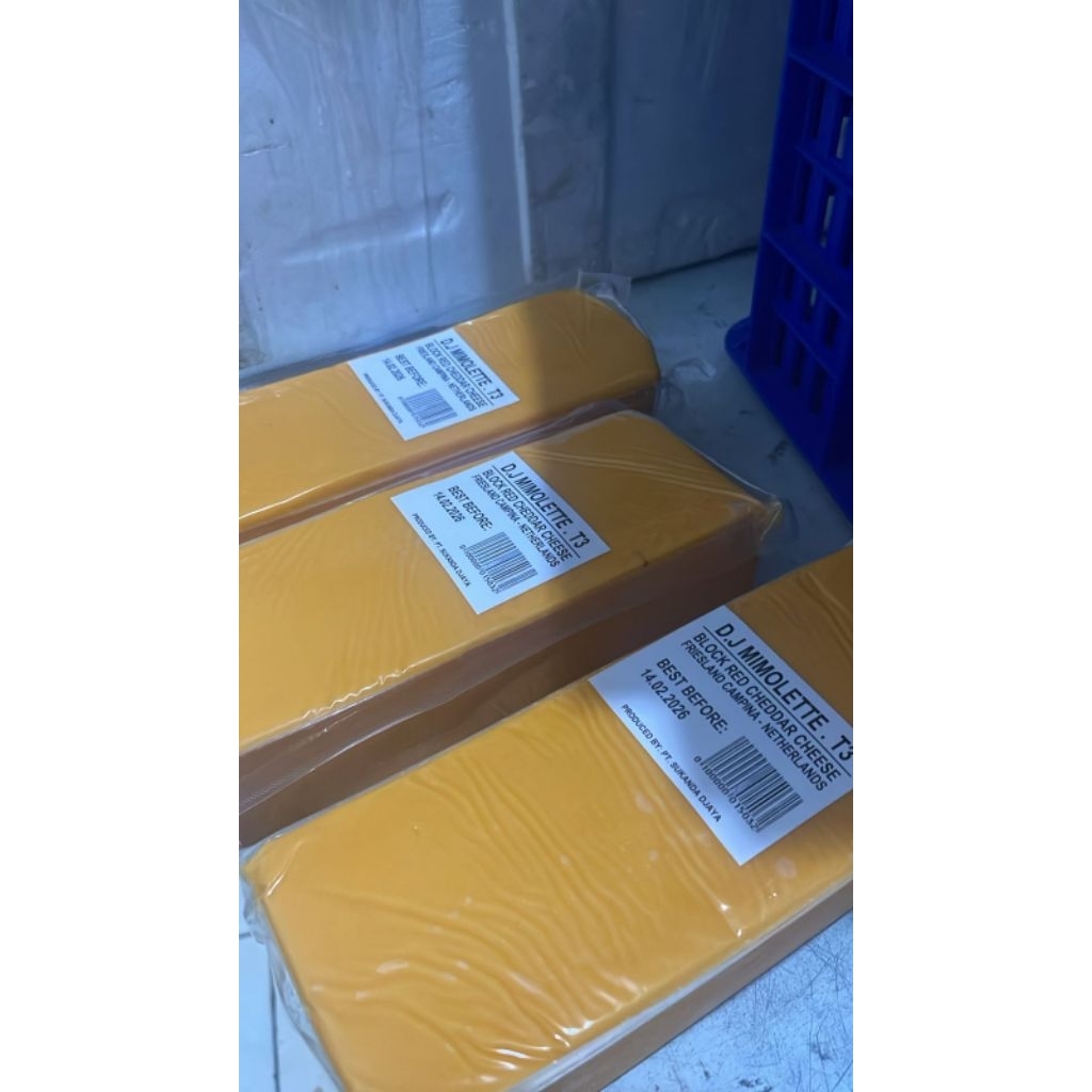 

Keju/Cheese Red cheddar blok / balok De jong/River Valley ± 2 kg