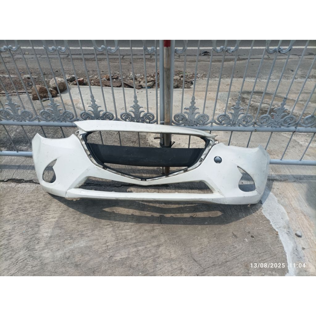 Bemper bumper depan mobil mazda 2 ori copotan