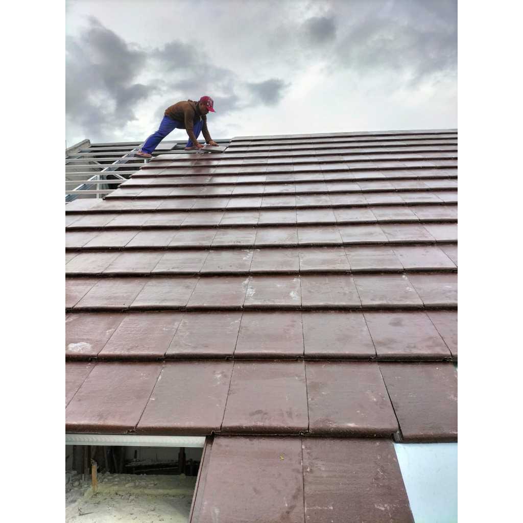 Renovasi Rumah Ms. R - Tahap pemasangan genteng beton