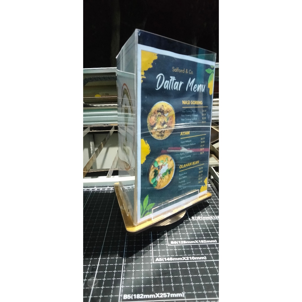 

Display Akrilik Segitiga Putar