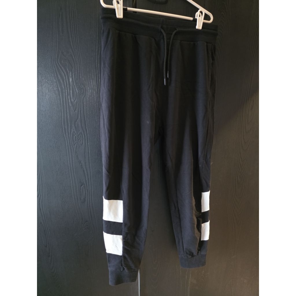 Zara Black Joggers Pants. Limited item. 100% original. size L. celana panjang pria warna hitam ukura
