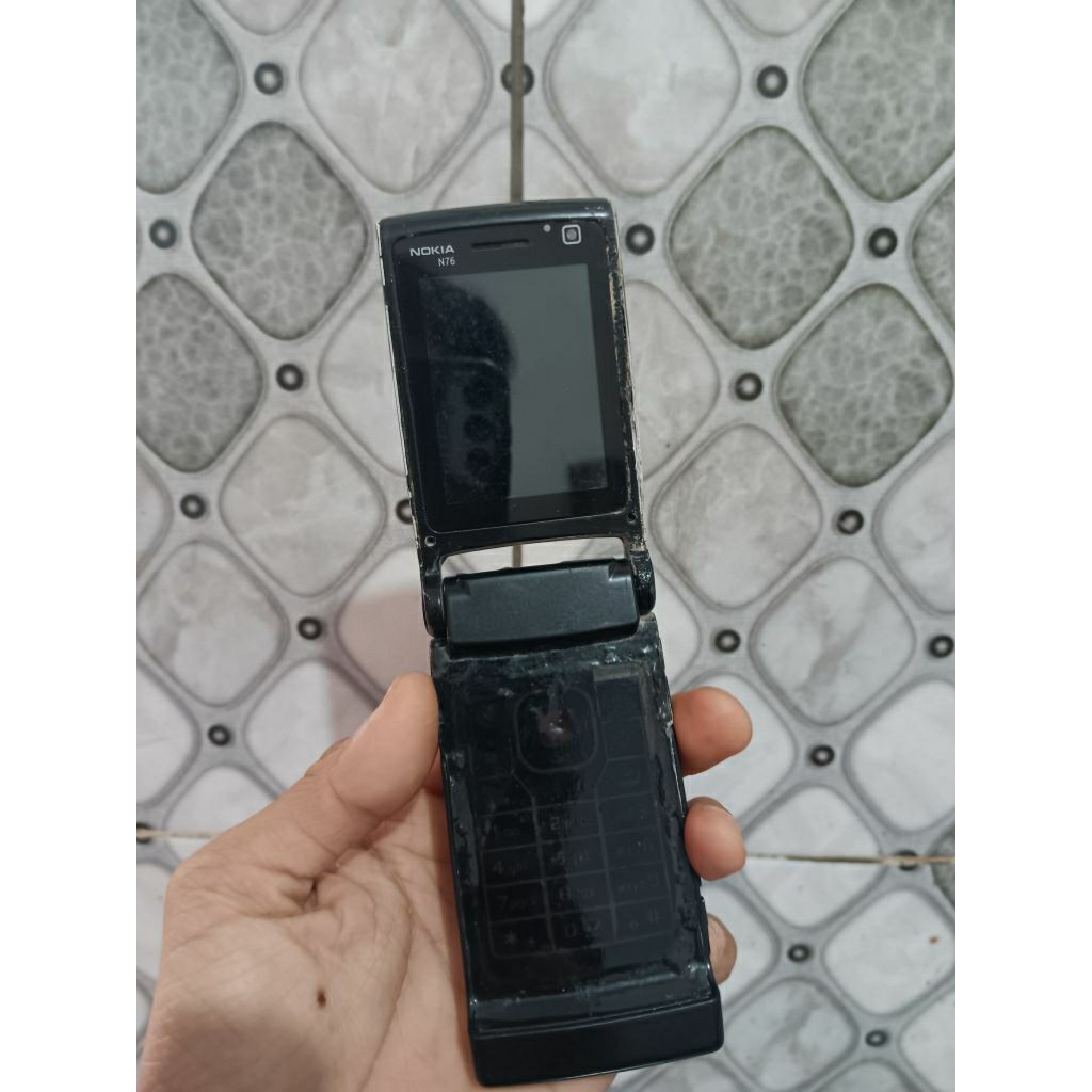 Nokia N76 flip