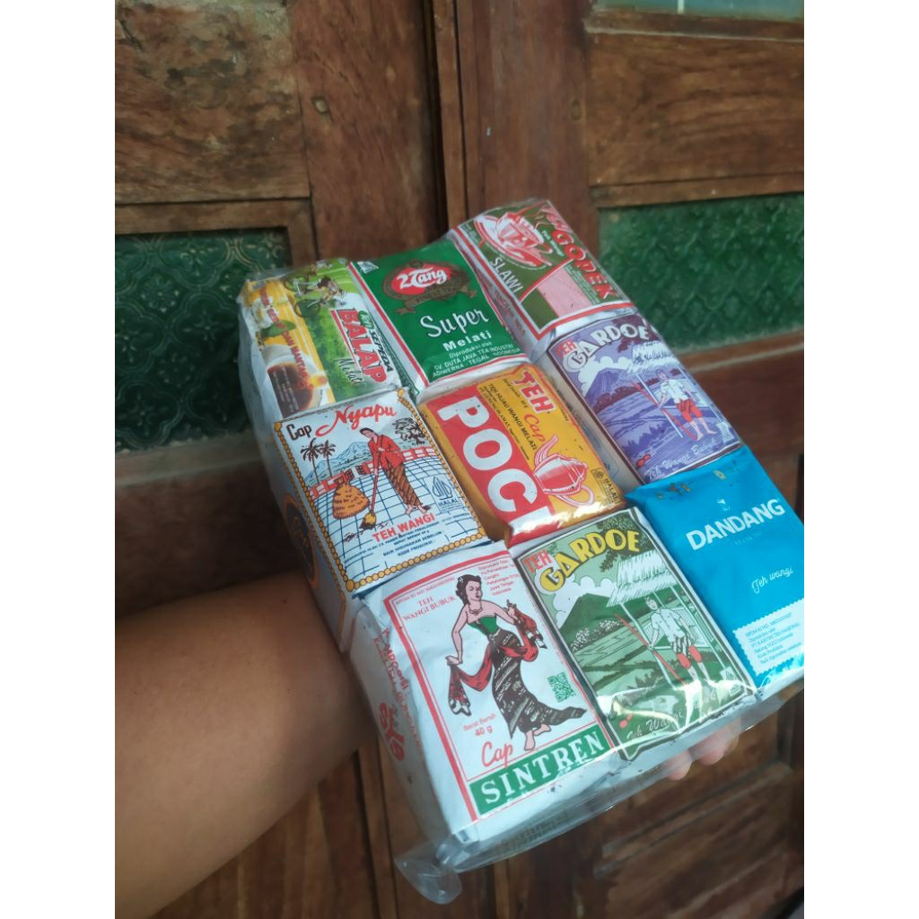 

teh racik khas solo berisi 9 macam teh(sintren gardoe dandang nyapu poci gardoe biru balap 2tang gopek)