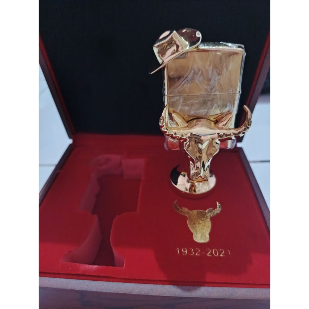 Zippo Bull Stand Gold limited edition Original
