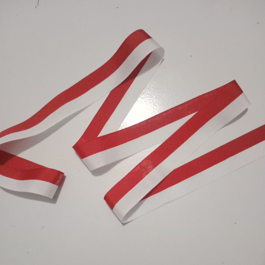 

Pita satin merah putih ½" (1.3cm) per 1 meter