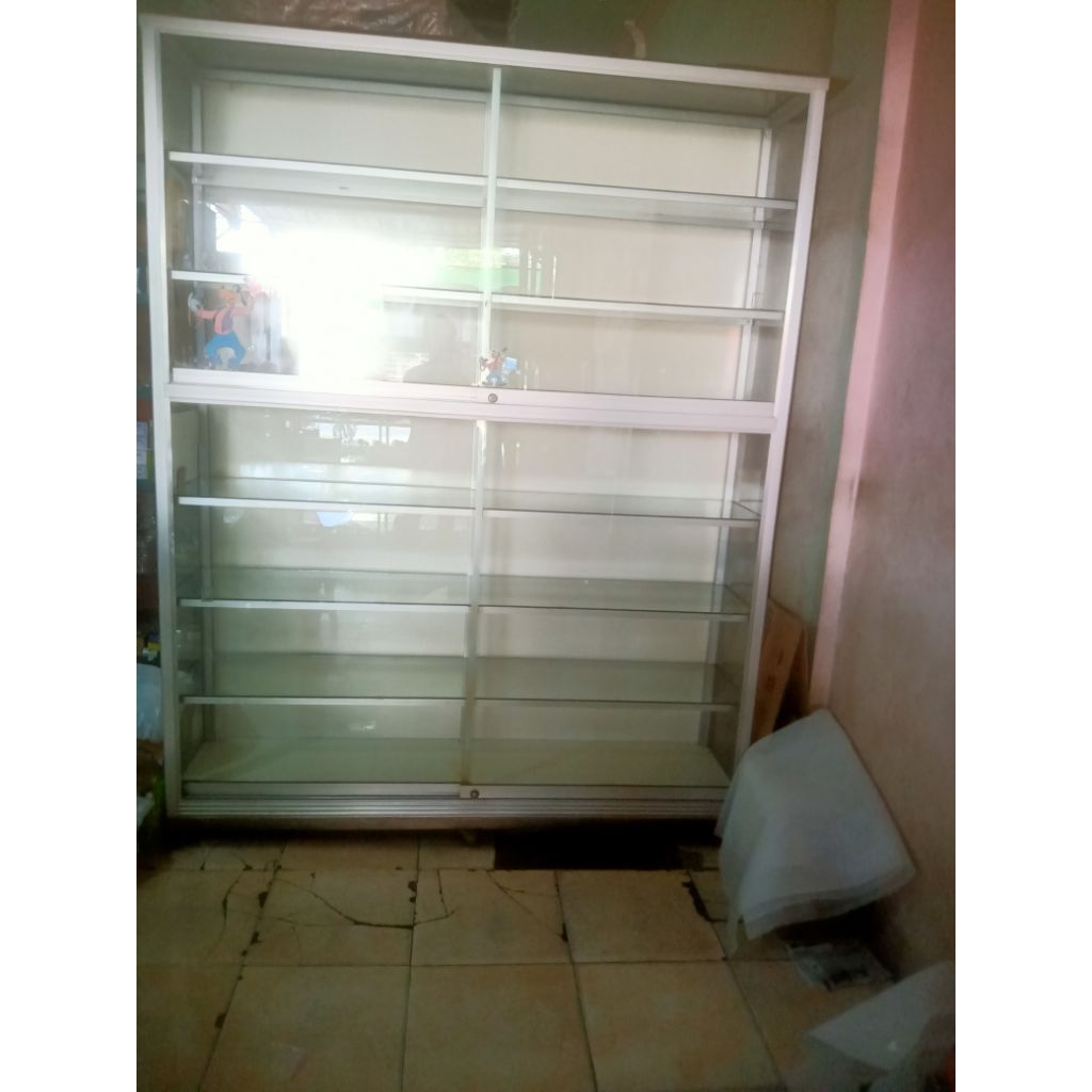 etalase lemari kaca.+ tatakan besi roda .di jamin masih bagus.