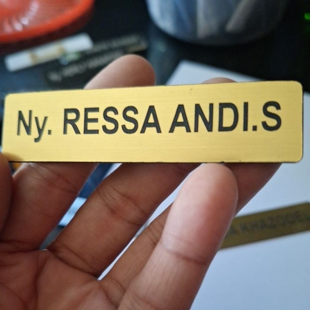 

Name tag / Papan Nama Dada BAHAN GRAVOPLY GOLD MOTIF KULIT KAYU Peniti dan Magnet