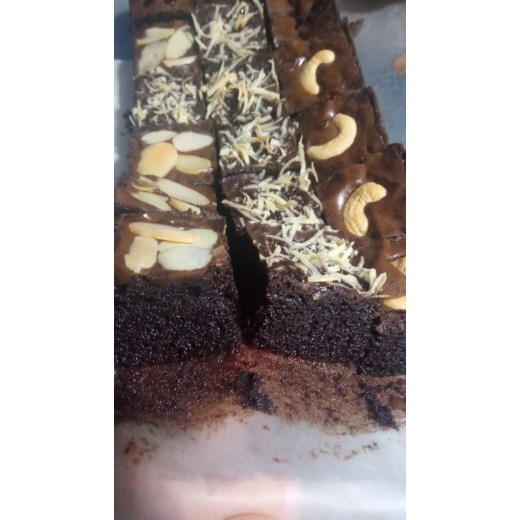 

2 box fudgy brownies camilan cokelat keluarga nonton movie santai isi 18 potong bebas pilih topping