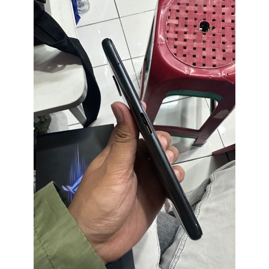 Asus Rog 3 8/128gb Fullset. Kondisi fisik mulus 93%an. Fungsi semua oke. Siap pakai.