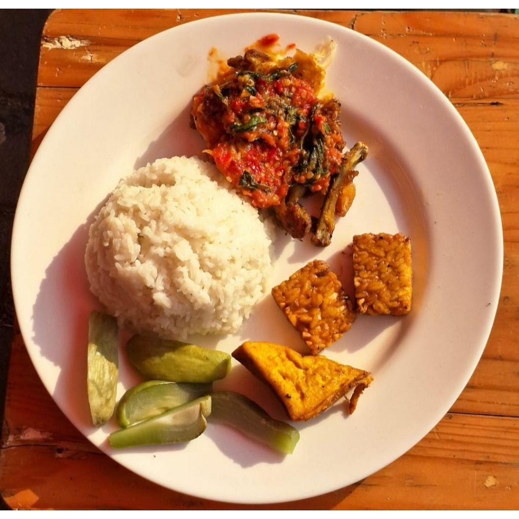 

GRATIS TAHU/TEMPE, AYAM PENYET+ NASI+ LALABAN SPESIAL SAMBAL KEMANGI