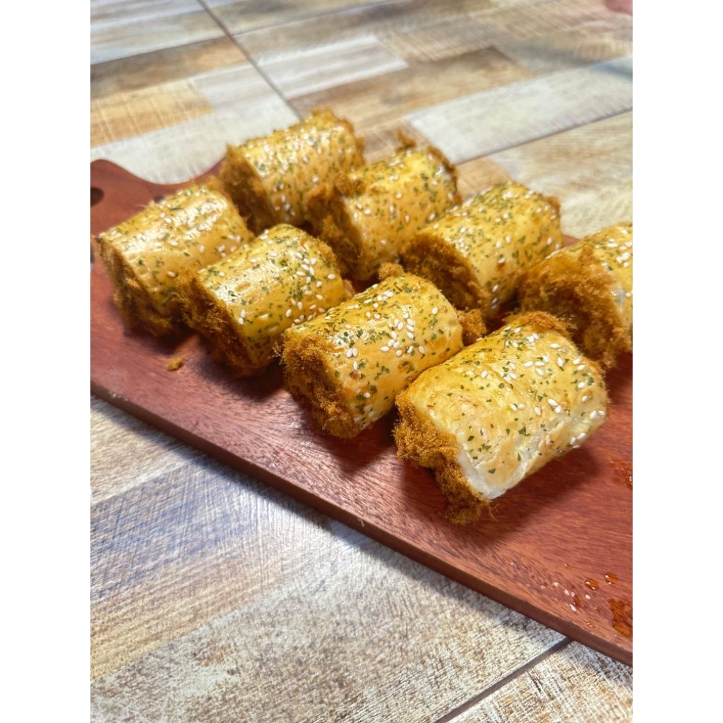 

Roti Abon Ayam Kareumbi – Roti Lembut Topping Abon Ayam Premium Tabur Wijen & Parsley