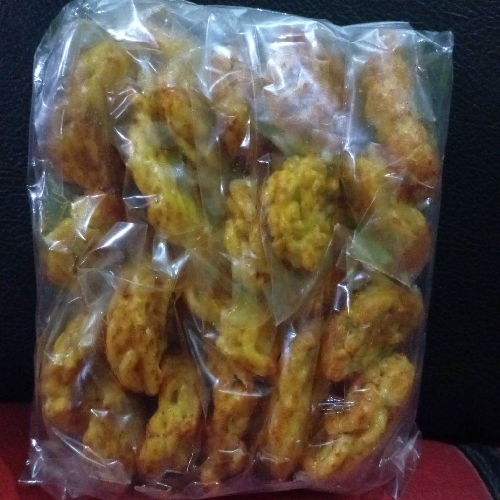 

Makanan ringan kerupuk mawar gurih pedas renyah