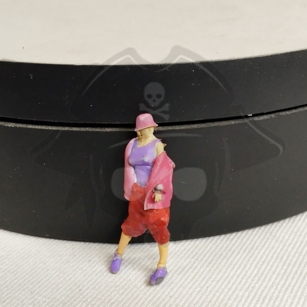 FIGURE 1:64 PEREMPUAN BERDIRI, FIGURE 1/64