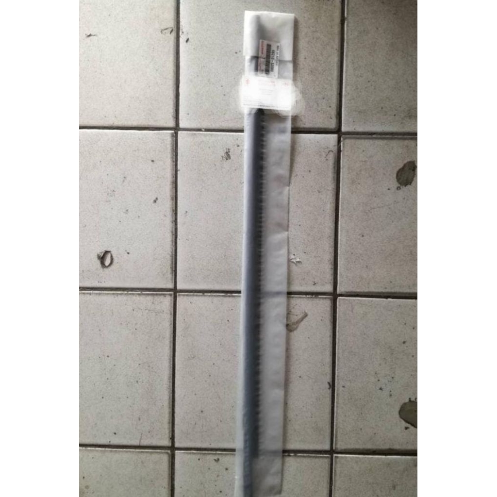 Pelipit/list kaca depan kiri Toyota Ist