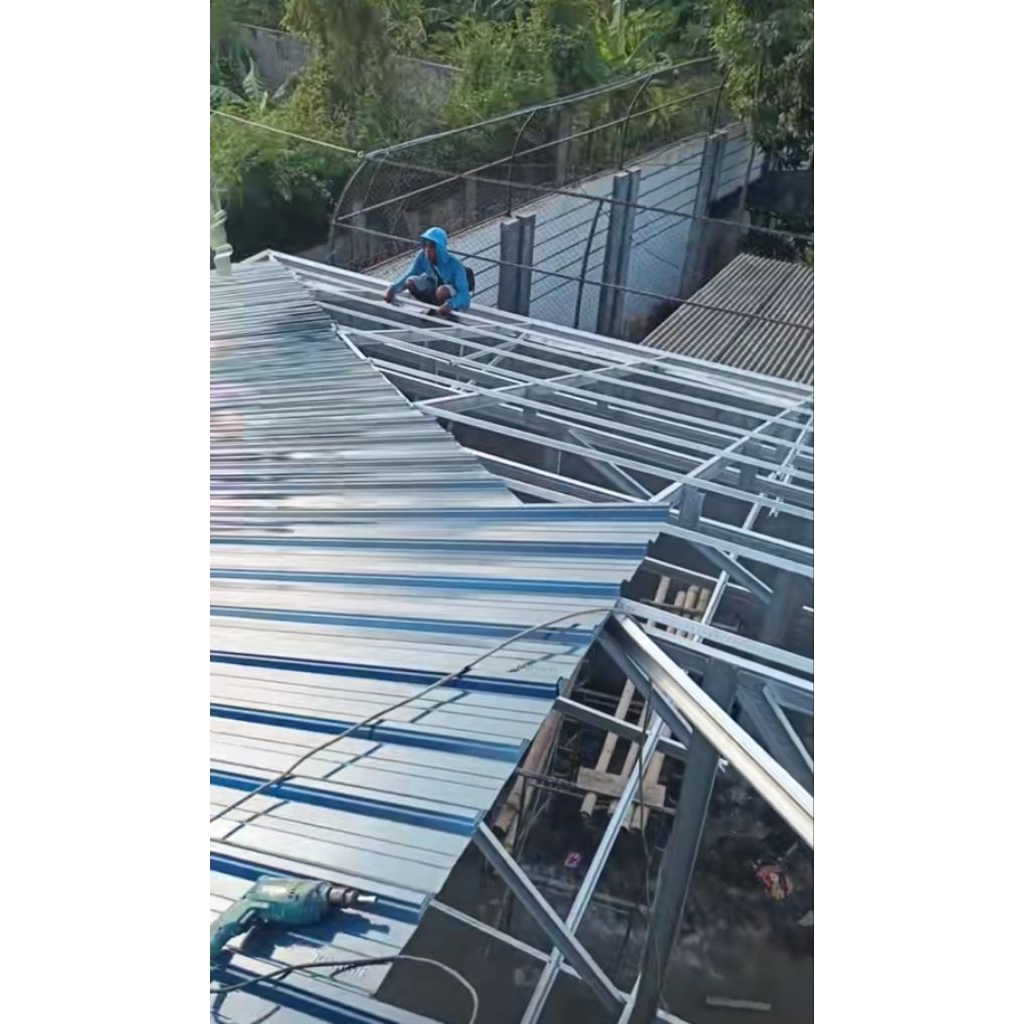 terpasang baja ringan atap galvalum