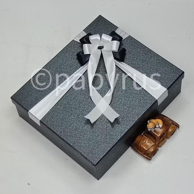 

PAPYRUS 30x35 Tinggi 10cm Kotak Kado Gift Box Hardbox Hampers V1