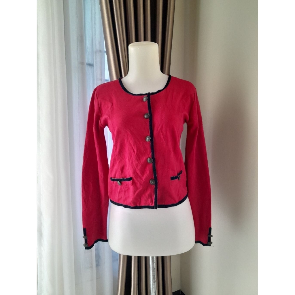 Red Cardigan, Cardigan Merah