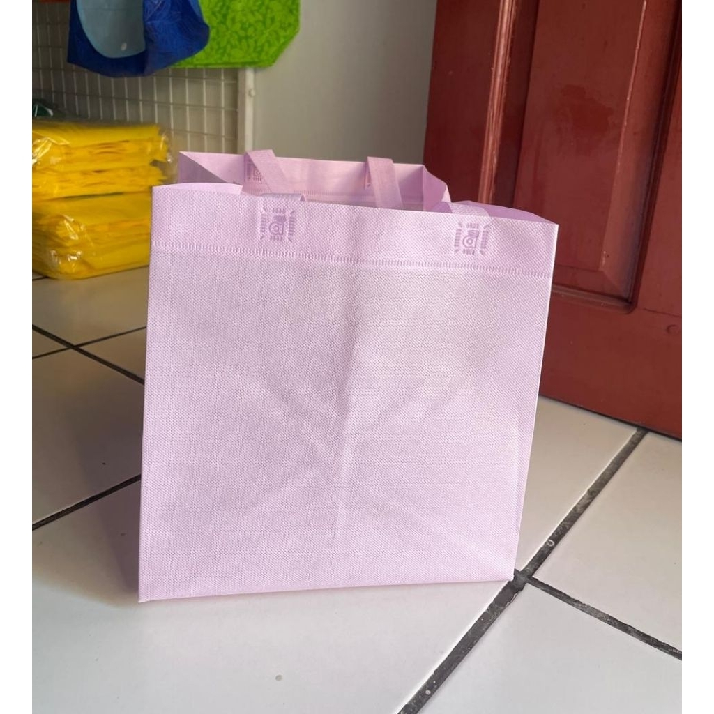 

goodie bag 282726 box 25 spunbond polos