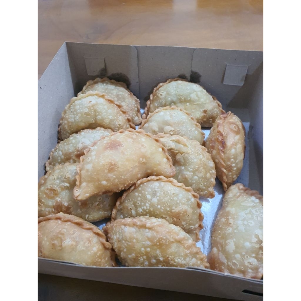 

Pastel enak dan gurih, same day dan instan only. 100% halal isi : telor, daging, wortel, kentang, bihun