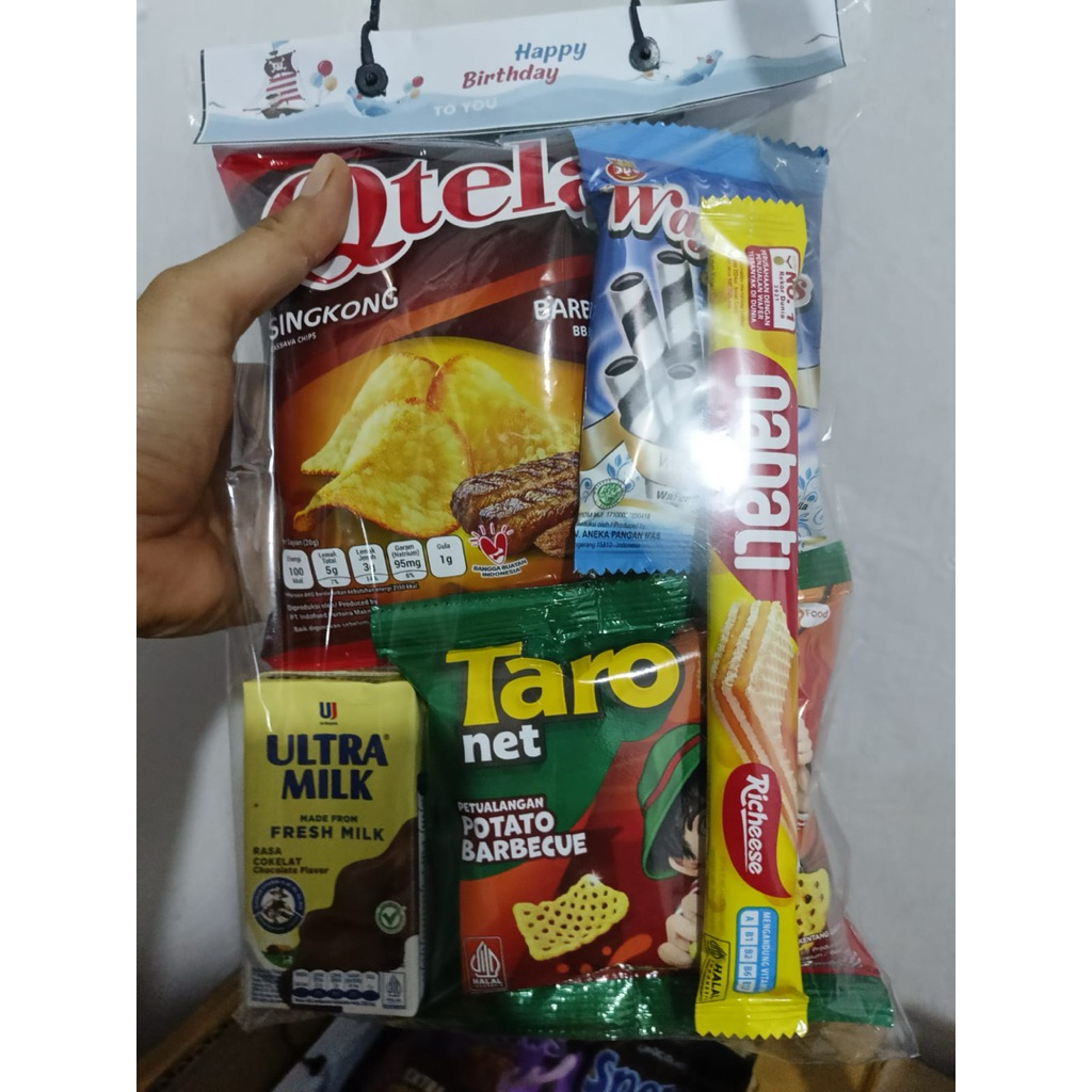 

paket snack ulang tahun anak/hampers harga ekonomis dengan 5 varian per pack bisa request nama