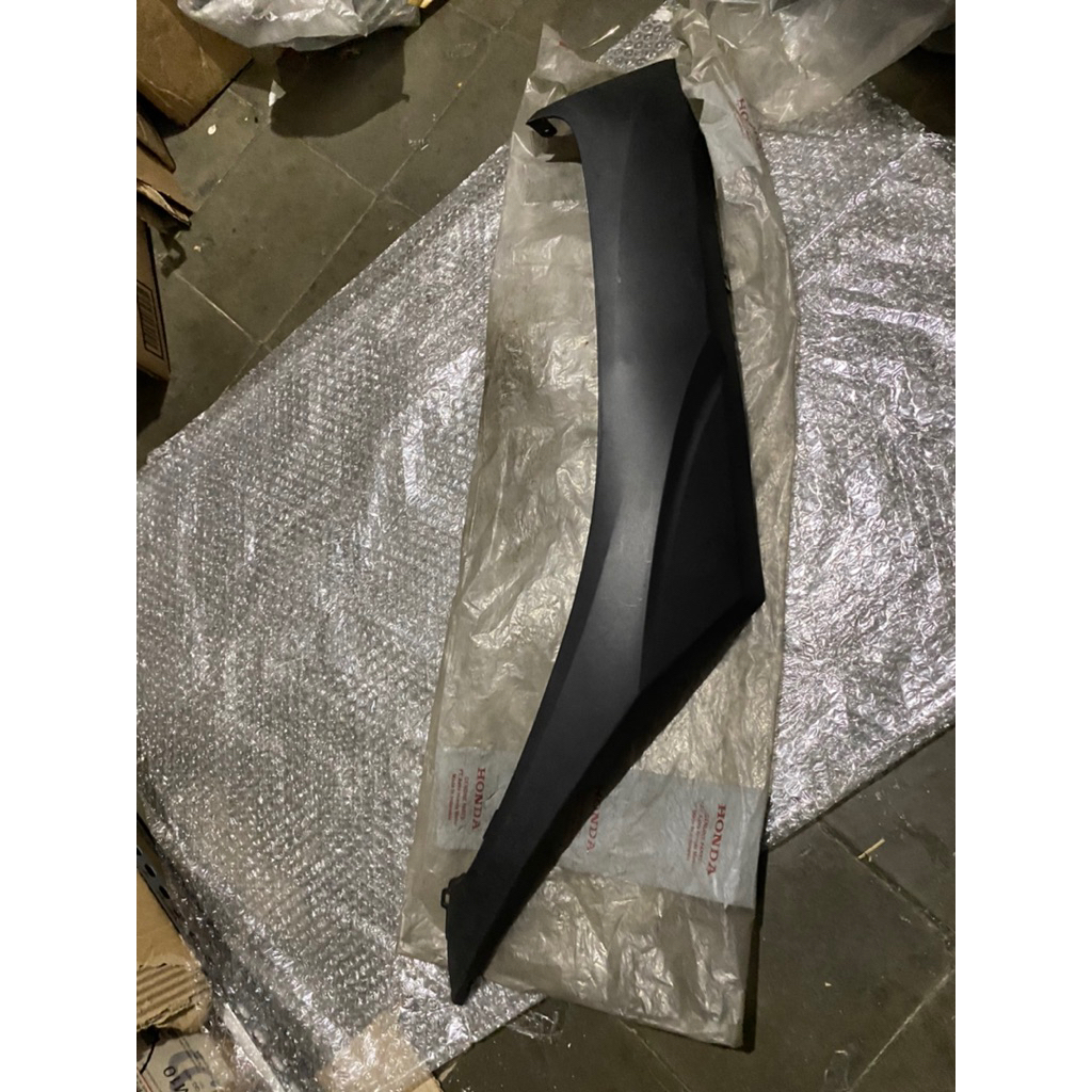 83520-KZL-930ZA Cover R floor side dek bawah samping pijakan kanan spacy karbu / spacy fi original 8