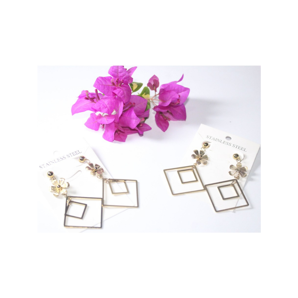 Anting Wanita Geometris Bunga Emas – Elegan & Unik