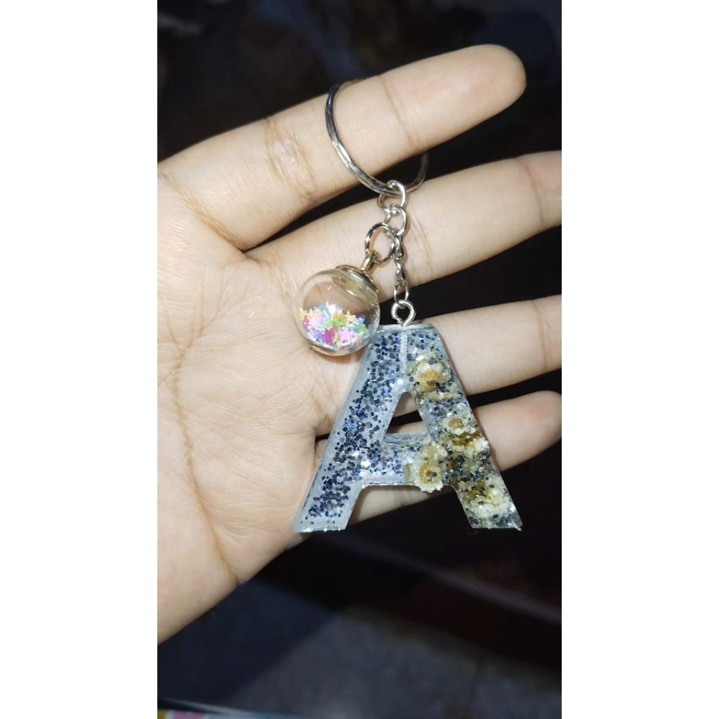 Gantungan Kalung Kunci Inisial Huruf ( WARNA DAN MODEL TULIS DI DESKRIPSI)  Harga untuk 1 inisial/Hu