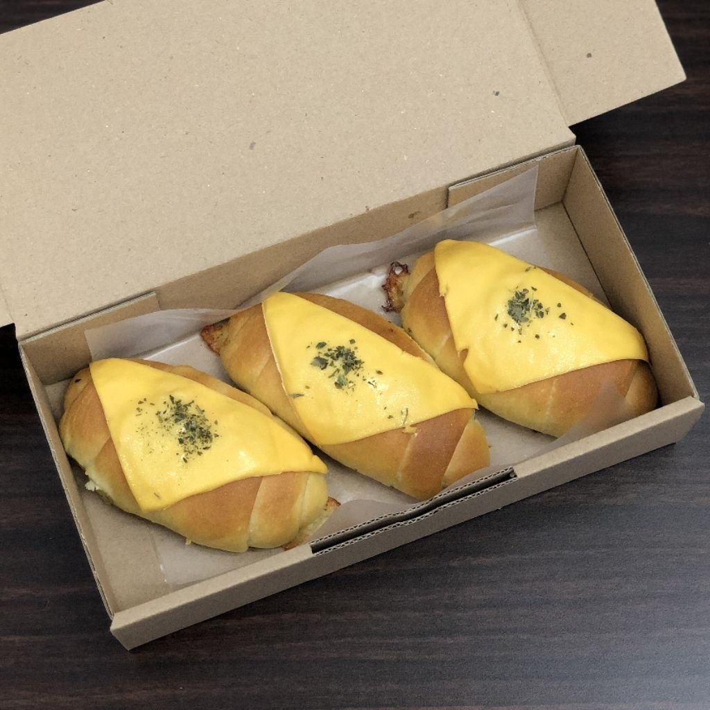 

Roti Korean Salt Bread Mozarella Smoked Beef isi 3 pcs