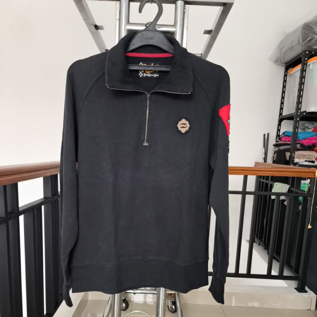 PRELOVED SWEATER PRIA HITAM "REPLAY"