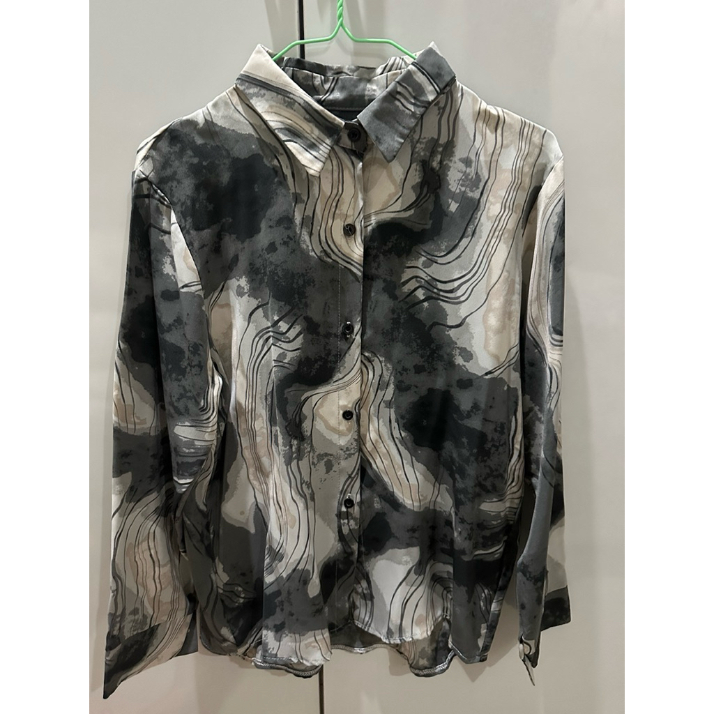 Kemeja abu motif marmer busui friendly