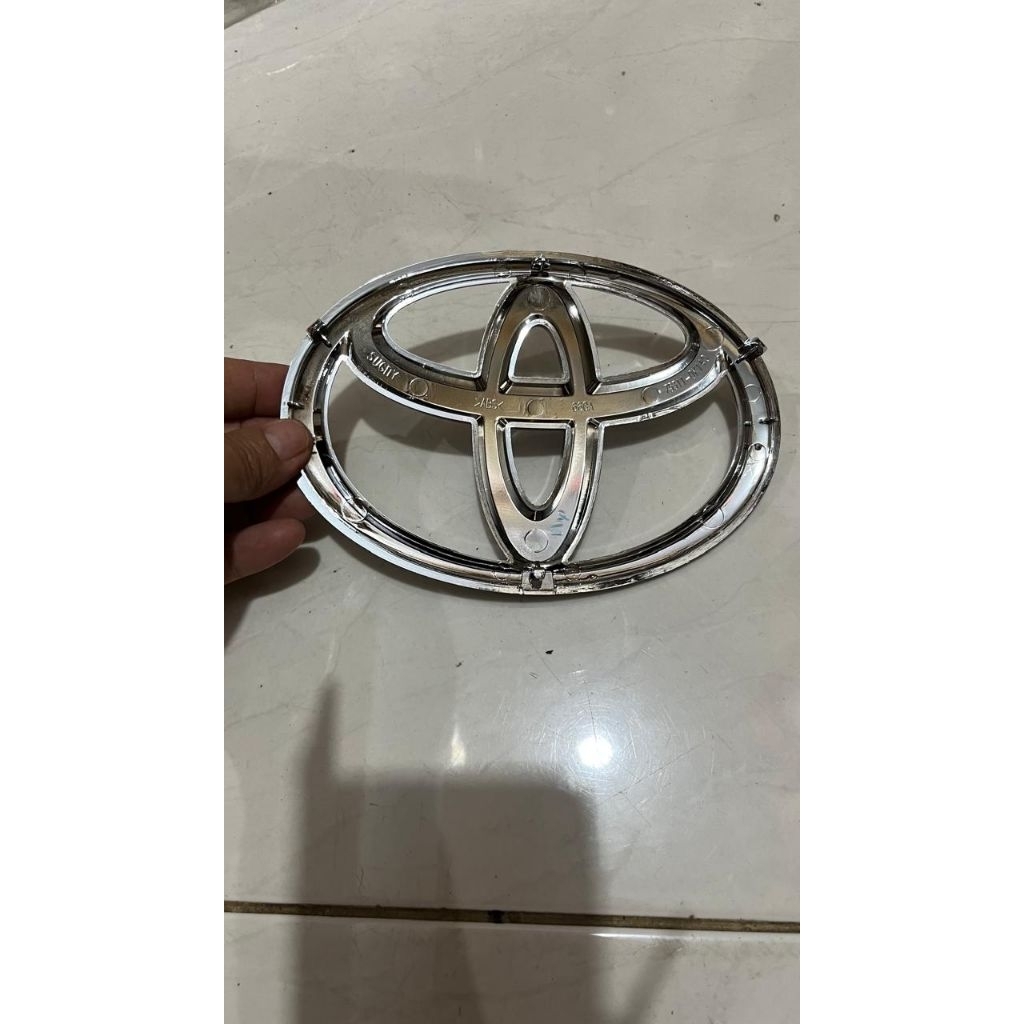 EMBLEM INNOVA REBORN LOGO GRILL DEPAN INNOVA REBORN ORIGINAL
